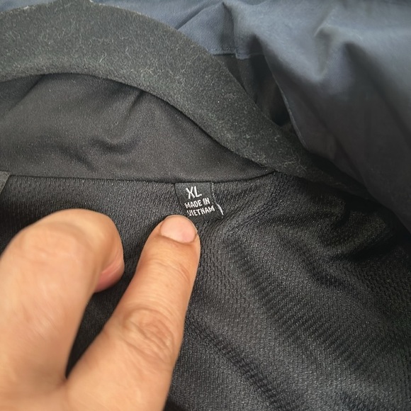 TUMI navy blue packable rain jacket size XlArge - Picture 6 of 15